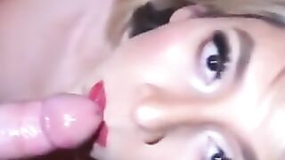 Блондин-транс сосет член клиента