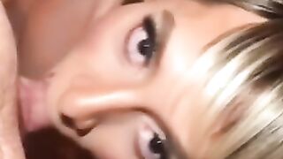 Блондин-транс сосет член клиента