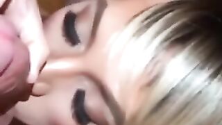 Блондин-транс сосет член клиента