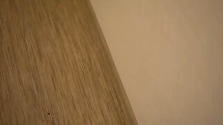 Мужик в маске ночью ебет сраку транссексуала раком у стены