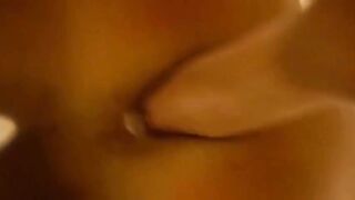 Мужик в маске ночью ебет сраку транссексуала раком у стены