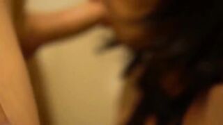 Мужик в маске ночью ебет сраку транссексуала раком у стены