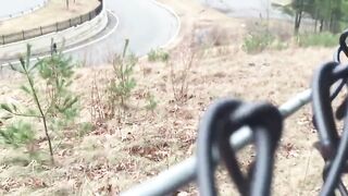 Мужчины трахаются на природе