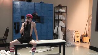 Тренер трахает подопечного в раздевалке в гей порно