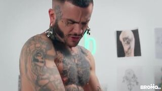 С тату салоне мастер выебал посетителя