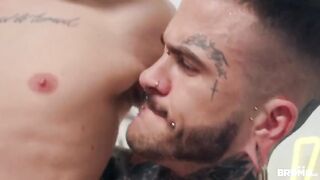 С тату салоне мастер выебал посетителя