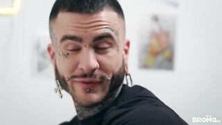 С тату салоне мастер выебал посетителя