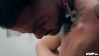 С тату салоне мастер выебал посетителя