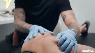 С тату салоне мастер выебал посетителя