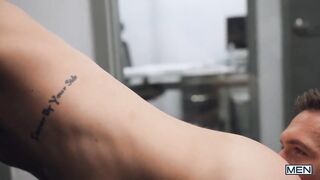 Офисный секс молодого сотрудника и зрелого босса