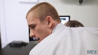 Офисный секс молодого сотрудника и зрелого босса