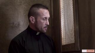 Священник трахает парня в стенах собора