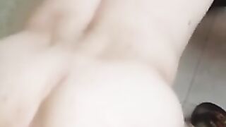 Анальный постельный секс крупным планом