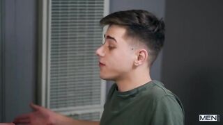 Бородатый мужик трахает парня в спальне