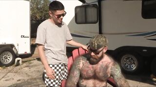 Татуированный брутал трахает сына в жопу у трейлера
