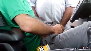 Дрочка и отсос члена в автомобиле
