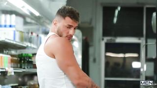 Посетитель трахает сотрудника супермаркета