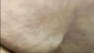 Старый мужик трахает партнера в позах миссионера и раком