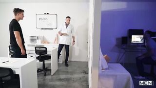 Двое мужчин трахаются на столе в кабинете