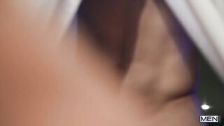 Двое мужчин трахаются на столе в кабинете