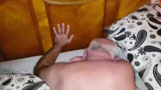 Черный мужчина трахает старика в анальное отверстие