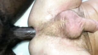 Черные ребята трахают белого на кровати