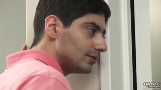 Старый мужик ебет пацана на кровати