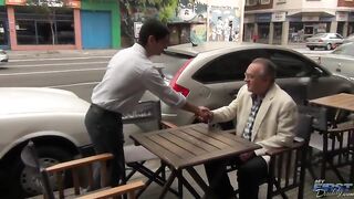 Молодой человек выебан пожилым в спальне