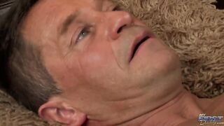 Парень отгребает в жопу от не родного папаши