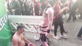 Геи прилюдно трахаются на фестивале во время уличного марша
