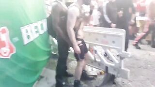 Геи прилюдно трахаются на фестивале во время уличного марша