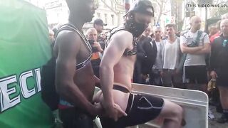 Геи прилюдно трахаются на фестивале во время уличного марша