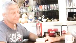 Старые гомосексуалисты ебутся на постели в групповом гей порно