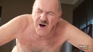 Старые геи вспоминают бурную молодость и жарко трахаются