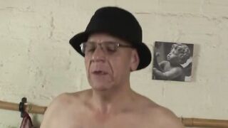 Старик задумал чпокнуть красивого и молодого парня большим болтом