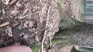 Блондин снимает сексуальное удовольствие дрочкой в лесу