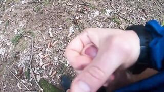 Блондин снимает сексуальное удовольствие дрочкой в лесу