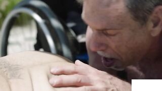 Влюбленные старики наслаждаются однополым сексом у бассейна