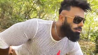 Крепыши-модники ебутся у дерева