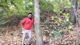 Крепыши-модники ебутся у дерева