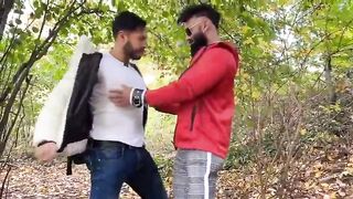 Крепыши-модники ебутся у дерева