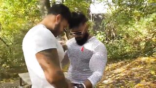 Крепыши-модники ебутся у дерева