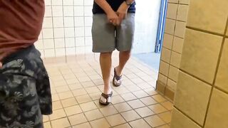 Мужики после минета ебутся раком в жопу в душевой