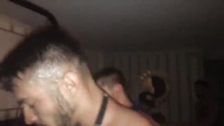 На пьяной гей тусовке ребята хорошо потрахались