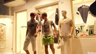 У двух молодых любовников будет время потрахаться в романтической обстановке наедине