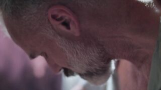 Старик трахает любовника на кровати