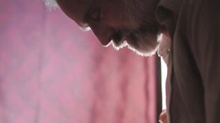 Старик трахает любовника на кровати