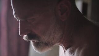 Старик трахает любовника на кровати