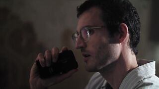 Старик трахает любовника на кровати