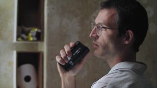 Старик трахает любовника на кровати